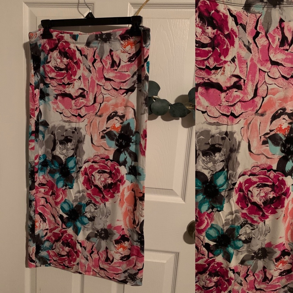 NWOT Midi Fitted Skirt 💗